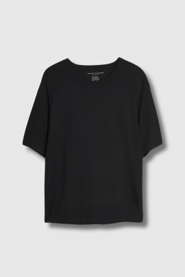 Black cotton round-neck T-shirt